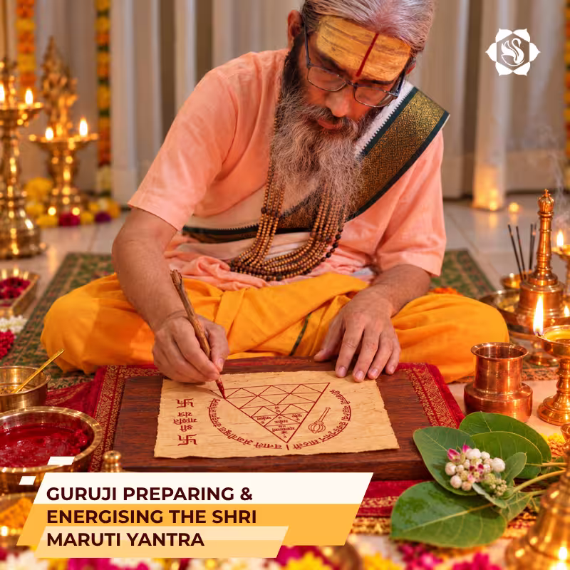 Guruji prepara a mano el Shri Maruti Yantra.